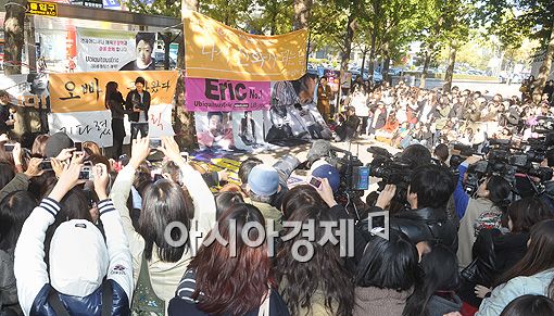 [PHOTO] Fans gather for Shinhwa Eric's military discharge