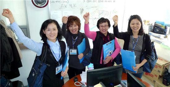노원구 공릉2동 주민센터 인구조사요원들이 1일 오후 3시 교육후 가정방문에 앞서 파이팅을 외치고 있다.
