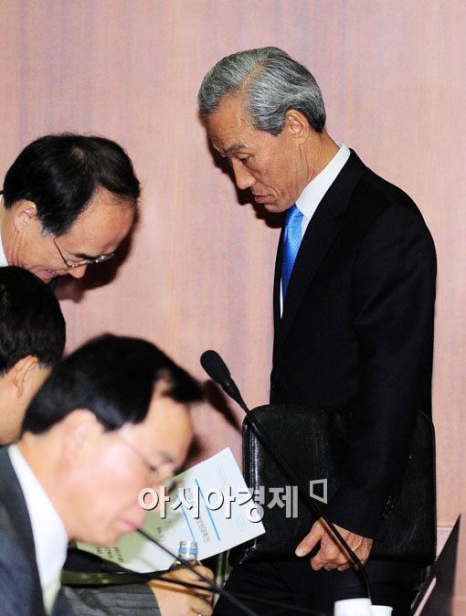 [포토] 심각한 김종훈 통상교섭본부장