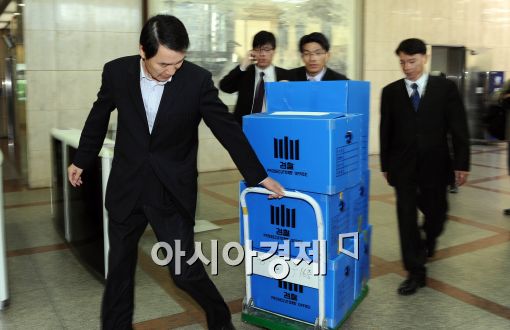 [포토]압수물 박스 옮기는 검찰 