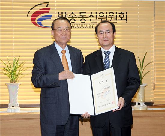 방송통신위원회(위원장 최시중, 왼쪽)가 한국인터넷진흥원장에 서종렬씨(오른쪽)을 임명했다. 