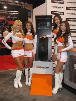 한국타이어는 2010 세마쇼에서 고성능 사계절용 타이어 '벤투스 V2 컨셉' 새롭게 선보였다.