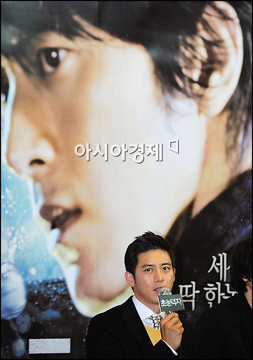 [포토]기자들 질문에 답하는 고수