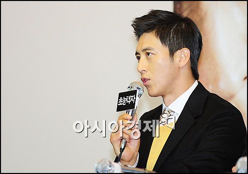 [포토]기자들 질문에 답하는 고수