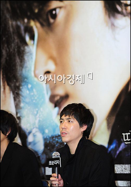 [포토]기자들 질문에 답하는 김민석 감독