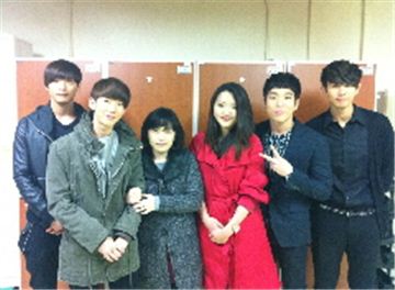 2AM, '지하철 아현역서 게릴라 깜짝 콘서트'··'화제'