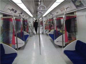 공항철도 내부. 좌석에 설치된 칸막이가 산뜻한 느낌이다. 짐칸이 없는 점도 눈에 띈다.
