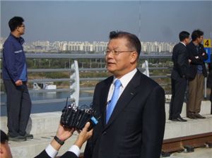허준영 코레일 사장이 인천공항철도의 요금에 대해 진지하게 설명하고 있다. 