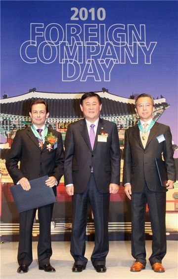 아카몬 GM대우 사장 '외국기업의 날' 은탑산업훈장 수상