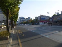 신일유테이션 앞 도로. 밑으로 지하철 인천1호선이 연결돼 있다. 2012년에는 7호선 연장구간이 이어진다. 