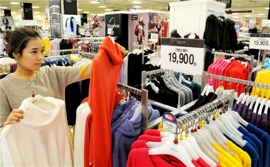 대형마트, 의류사업 강화 "긴장되네"
