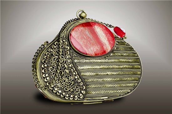 디자이너 마하데비아의 수공예 핸드백

