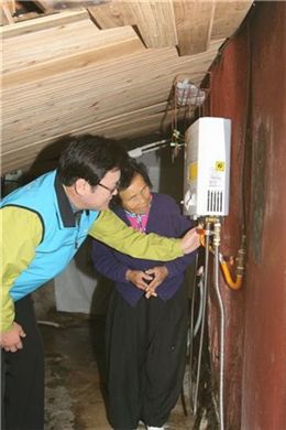 박환규 사장이 한 가구를 방문해 온수기를 점검하고 있다. 