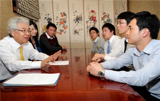 박범훈 중앙대 총장(맨 왼쪽)은 지난달 28일 학교교육 발전을 위해 입사 2-3년차 동문들과 서울의 한 한정식집에서 간담회를 가졌다.