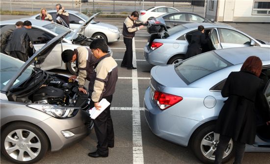 [포토]경쟁車 꼼꼼히 살펴보는 GM대우 임직원