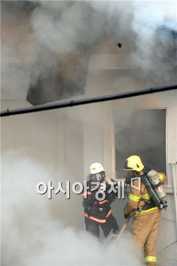 [포토]소방관들 불길을 잡아라