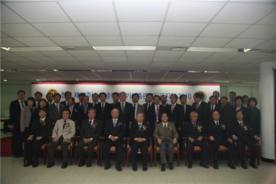 한국건강관리협회 창립 46주년 기념식을 맞아 협회 전현직 임직원이 기념촬영을 하고 있다.