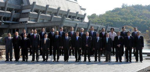 윤증현 장관이 각국 재무장관들과 공식촬영에 응하고 있다. 