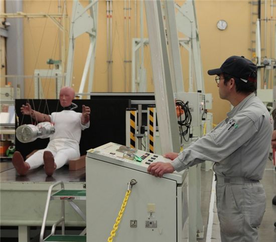 일본 토요타 직원이 충돌시 흉부 압박 테스트에 더미를 이용하고 있다.