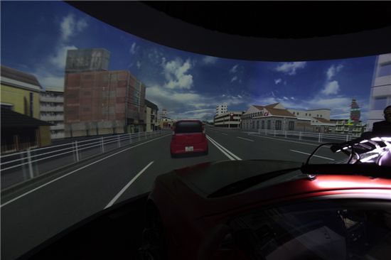 드라이빙 시뮬레이터에 나타나는 도로 환경 영상.