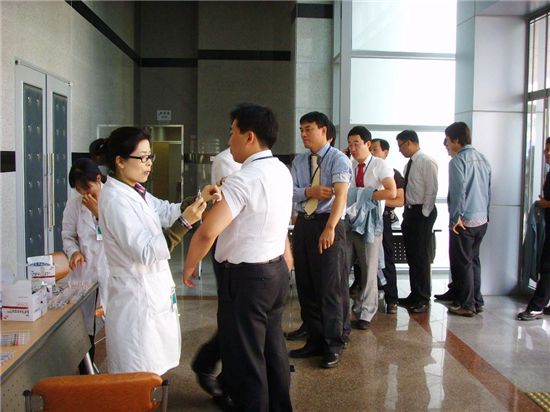 두산 임직원들이 계열사별 부속의원에서 독감 예방접종을 실시하고 있다.
