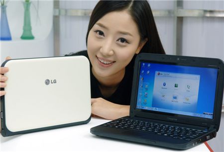 LG전자 모델이 신형 넷북 'X170'을 선보이고 있다.  