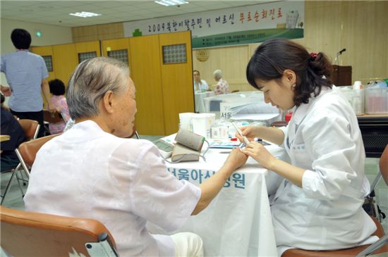 북한이탈주민 무료 순회 진료 장면