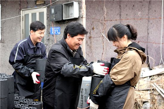 승관원 김남덕 원장(가운데)이 최근 서울 강남구 구룡마을을 직접찾아 직원들과 사랑의 연탄나눔 봉사활동을 펼쳤다.
