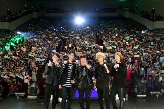 Boy band SHINee poses with fans in Taiwan [SM Entertainment]