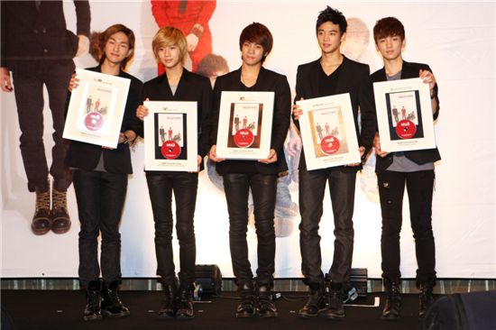 Commemorative plaque for SHINee to honor the album's success in Taiwan [SM Entertainment] 