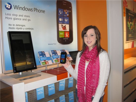 삼성전자가 AT&T에 공급하는 첫 윈도폰7탑재 스마트폰 '포커스'를 삼성관계자가 들어보이고 있다.