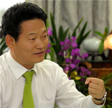 택시기사 출신 송영길 시장, 택시 문제로 '골머리'