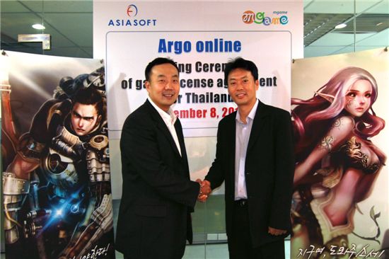 8일 엠게임 권이형 대표(오른쪽)와 아시아소프트 프라못 수짓폰 대표가 '아르고' 수출 계약을 체결하고 있다.