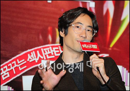 [포토]기자들 질문에 답하는 류승범