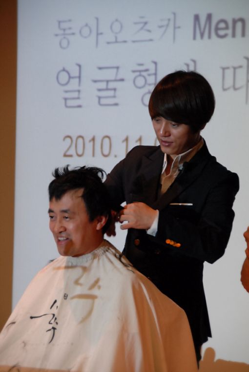 이미지메이킹 강연에 사전 신청한 동아오츠카 직원이 이순철 원장으로부터 새로운 머리모양 연출을 받고 있다.