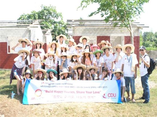 김포대 학생들이 필리핀 세부 두만죽 바란게이 비툰 지역에서 집짓기 봉사활동을 마친후 기념촬영하고 있다.

