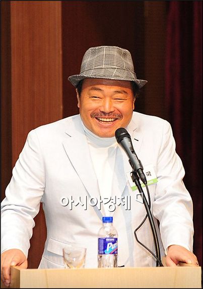 MBC가 퇴출시킨 김흥국 '1인 시위'