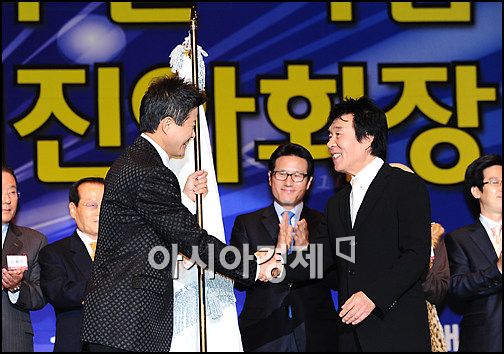 [포토]송대관 '태진아 회장님, 깃발 넘기겠습니다'