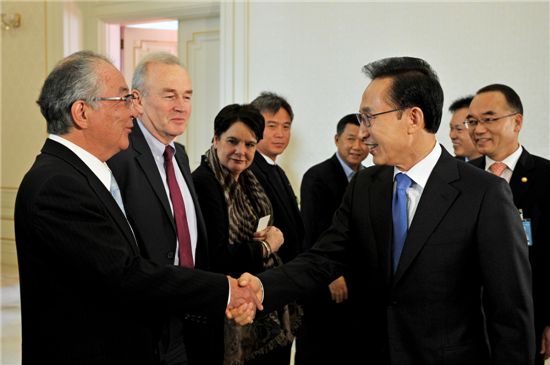 [G20]국제노동계, MB에 반했다..엄지손가락 치켜세우며 '넘버원'