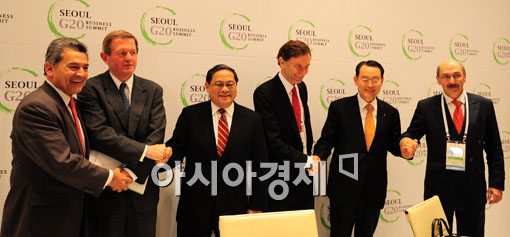 [포토] 손잡은 세계 경제계 거물들