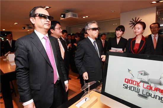 10일 KT광화문 사옥 1층 올레스퀘어에서 왕젠저후 차이나모바일회장(가장 왼쪽)이 이석채 KT회장과 함께 3DTV용 안경을 쓰고 스카이라이프의 실시간 3DTV를 시청하고 있다. 
