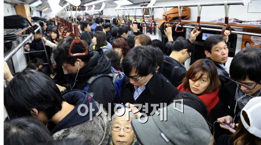 [포토]서 있기도 힘든 지하철