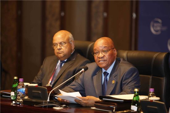 제이콥 주마 남아프리카 공화국 대통령(오른쪽)이 11일 G20 서울 비즈니스 서밋의 첫 번째 세션인 ‘무역투자(무역확대방안) 라운드 테이블’에서 모두 발언을 하고 있다.
