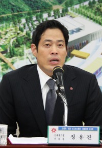 정용진 신세계 부회장이 11일 대전시청서 대전에 여주 프리미엄아울렛보다 3배 큰 규모의 복합몰을 짓겠다고 발표했다.