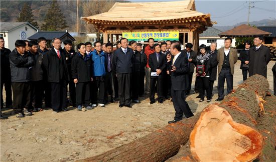 국산 목재건축 활용방안 찾기에 나선 참가자들이 한국목조건축학교 교육과정에 대해 설명을 듣고 있다.