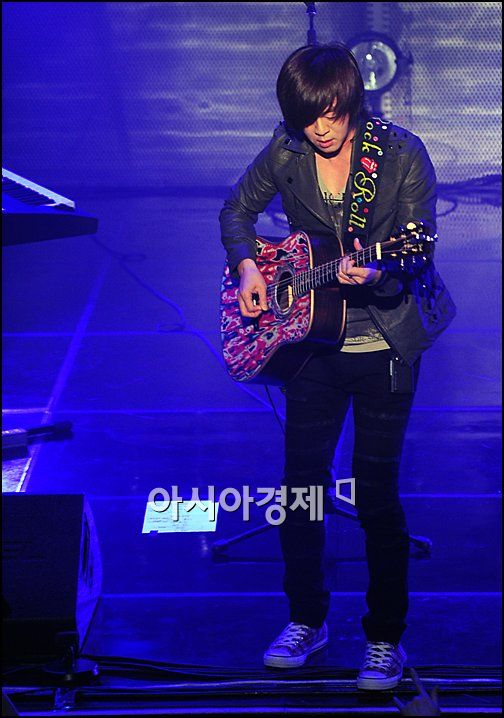 [포토]윤도현 '기타실력 보실래요?'