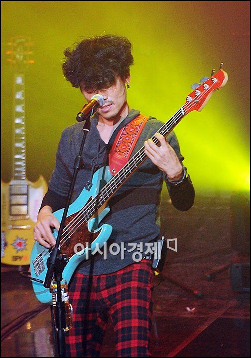 [포토]YB 허준 '연주실력 보실래요?'