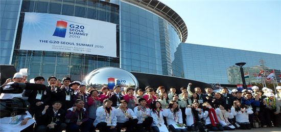 지난 10일 서울시 G20 자원봉사자들과 코엑스 관계자들이 파이팅을 외치고 있다.
