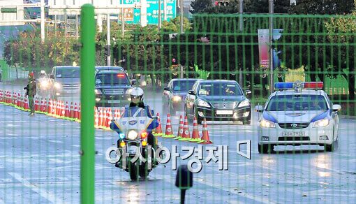 [포토] '경찰들 호위속에, G20 회의장으로~'