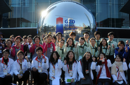 ▲ G20 서울 정상회의가 열린 삼성동 코엑스 앞에서 G20 자원봉사자와 회의 준비 관계자들이 파이팅을 외치고 있다. 